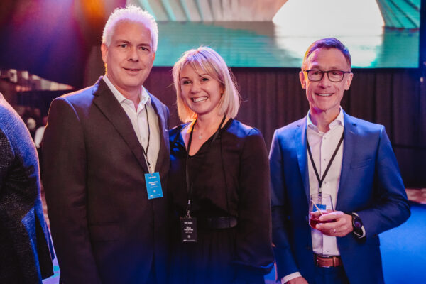 Van links naar rechts: dr. Alexander W. Wehr, President en CEO BMW Group Belux, Olya Fedorova, Marketing & Relations Director A&M Group en Ewoud Van Der Heyden, Marketing Director BMW Group Belux.