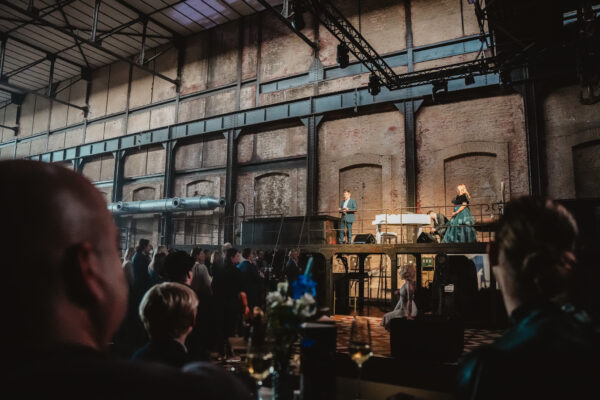 Lanceringsevenement in de Turbien in Beringen waar nostalgie in contact komt met de state-of-the-art technologie van de iconische BMW 5 reeks onder muzikale begeleiding van pianist Daniel Verstappen