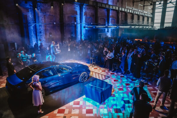 Lanceringsevenement in de Turbien in Beringen waar nostalgie in contact komt met de state-of-the-art technologie van de iconische BMW 5 reeks onder het toeziend oog van dr. Alexander W. Wehr, President en CEO BMW Group Belux.